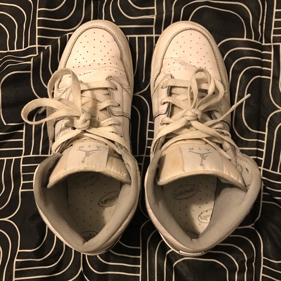 Jordan 1 Mid White GS 
Size 7Y - Picture 4 of 9